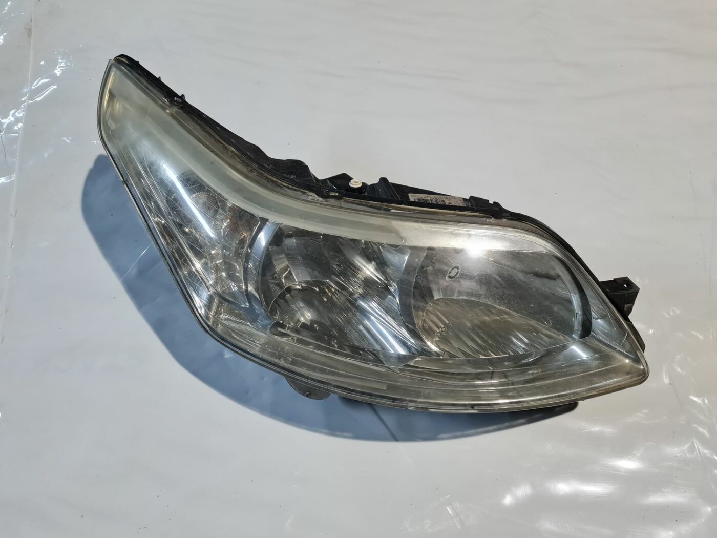 Priekšējais labais lukturis priekš CITROEN C4 2006-2 1 Priekšējais labais lukturis priekš CITROEN C4 2006-2