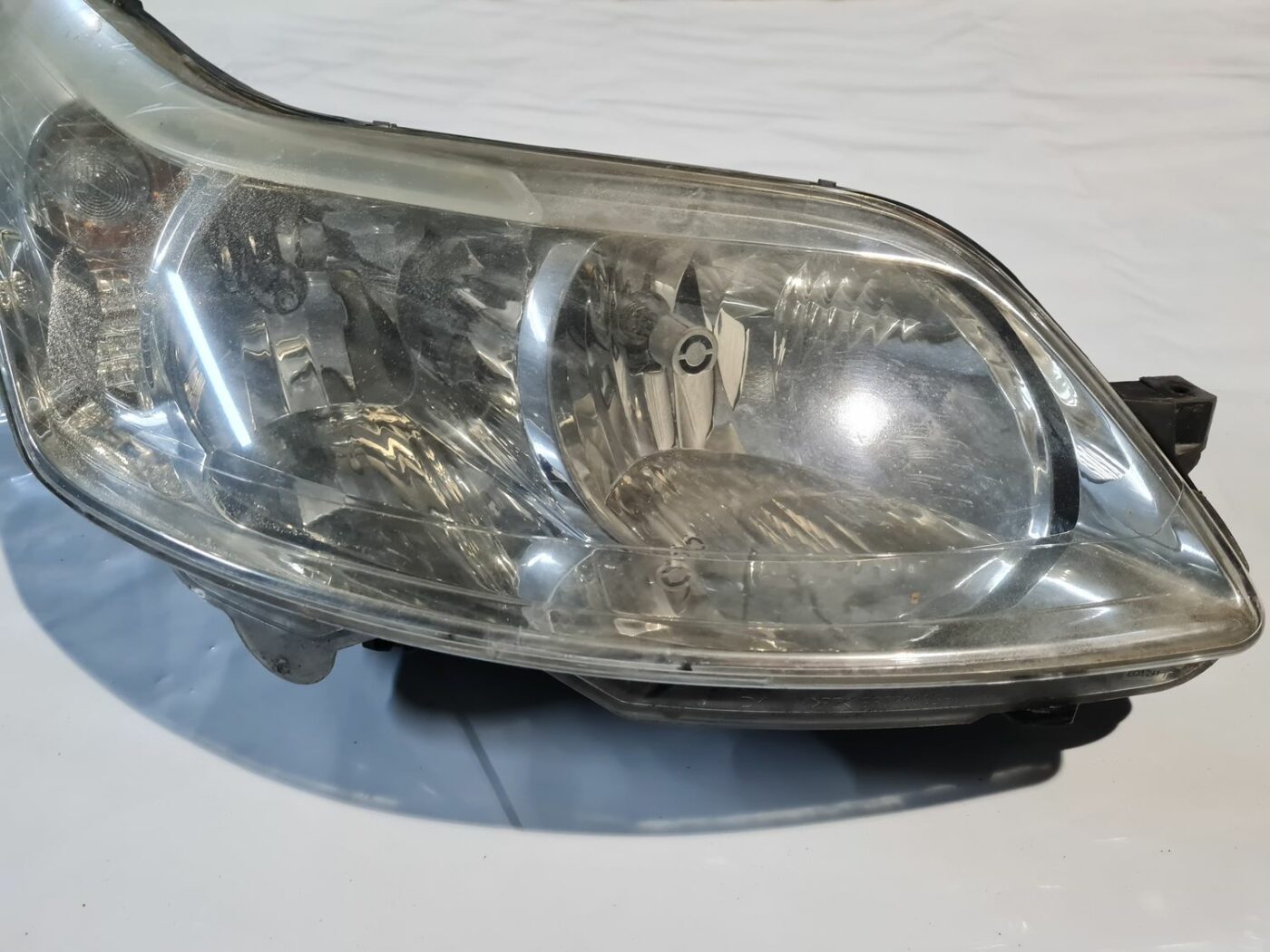 Priekšējais labais lukturis priekš CITROEN C4 2006-2 2 Priekšējais labais lukturis priekš CITROEN C4 2006-2