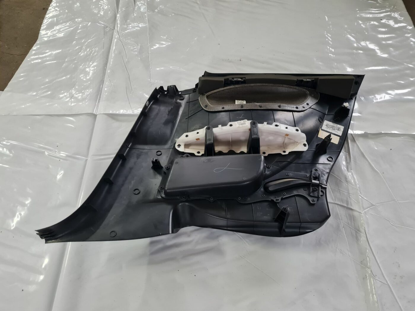 Aizmugurējo kreiso durvju apdare priekš CITROEN C4 2006-2 2 Aizmugurējo kreiso durvju apdare priekš CITROEN C4 2006-2