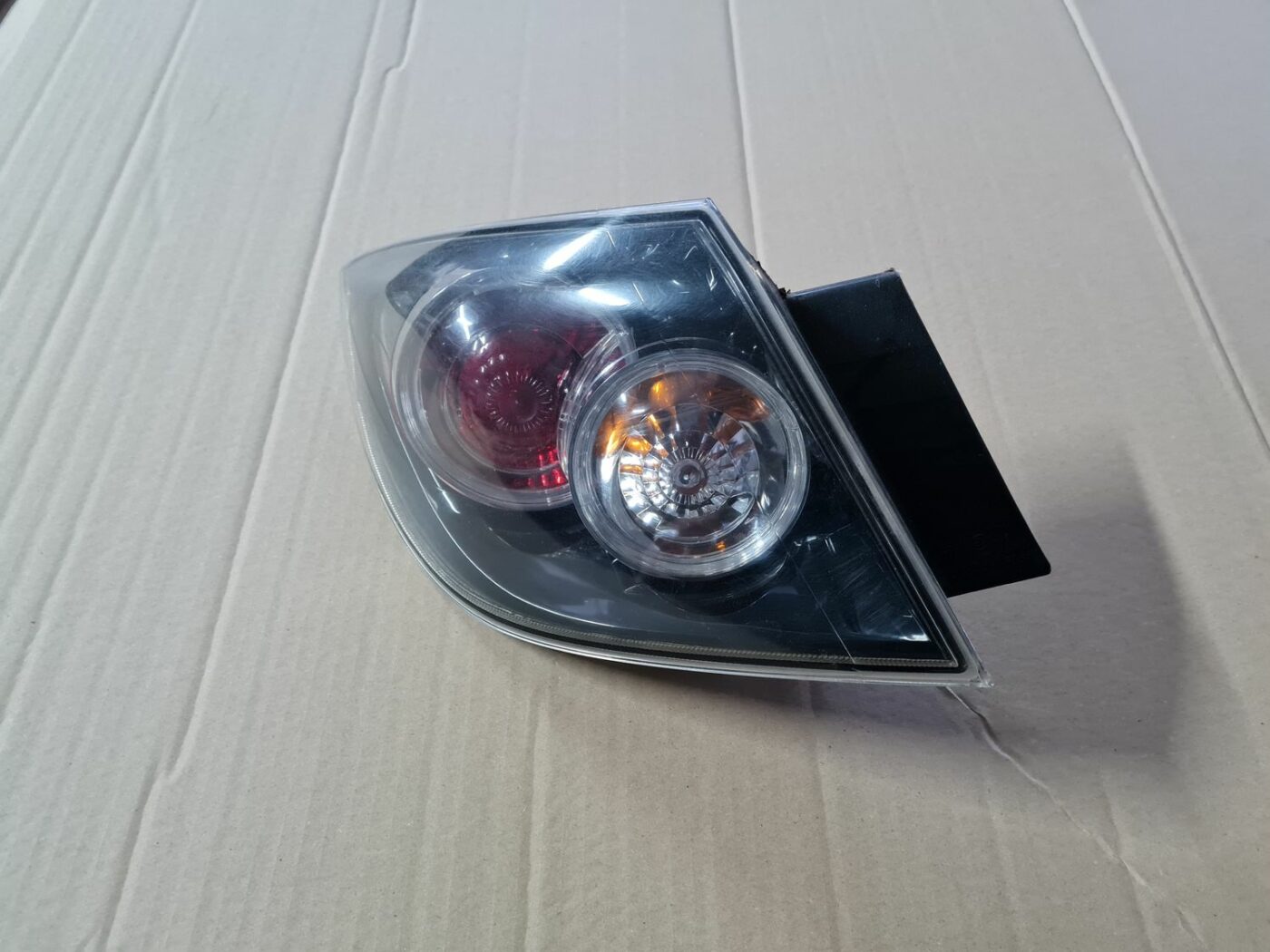 Aizmugurējais kreisais lukturis priekš MAZDA 3 2007 1 Aizmugurējais kreisais lukturis priekš MAZDA 3 2007