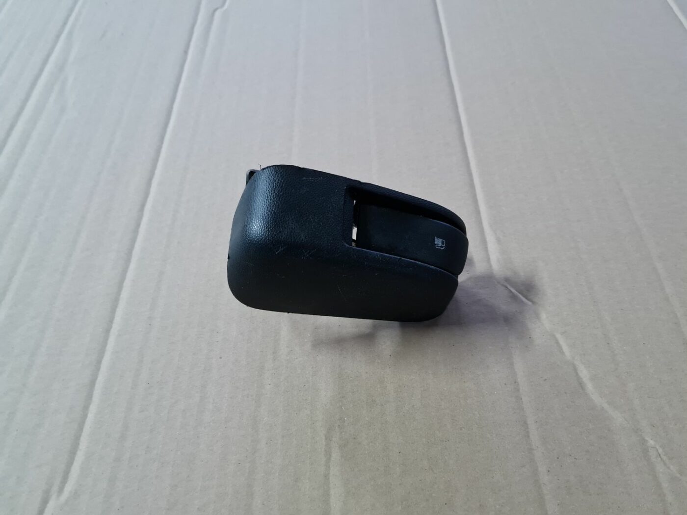 Degvielas tvertnes atvēršanas poga priekš MAZDA 3 2007