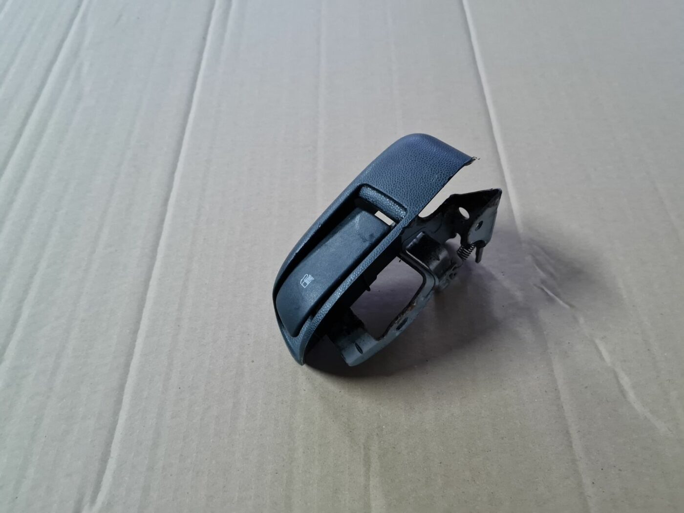 Degvielas tvertnes atvēršanas poga priekš MAZDA 3 2007