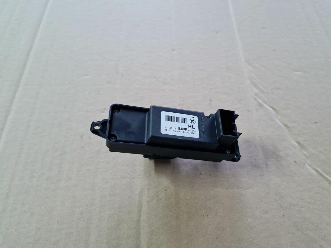 Stikla pacelšanas poga priekš MAZDA 3 2007 3 Stikla pacelšanas poga priekš MAZDA 3 2007