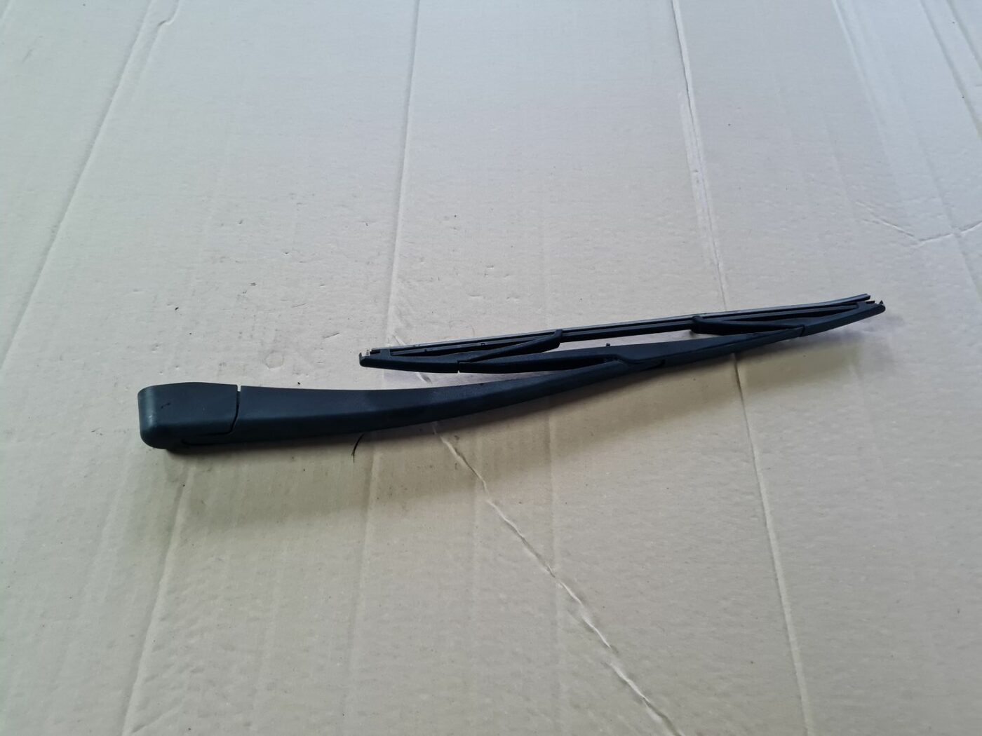 Aizmugurējā loga tīrītāja slotiņa priekš MAZDA 3 2007 2 Aizmugurējā loga tīrītāja slotiņa priekš MAZDA 3 2007