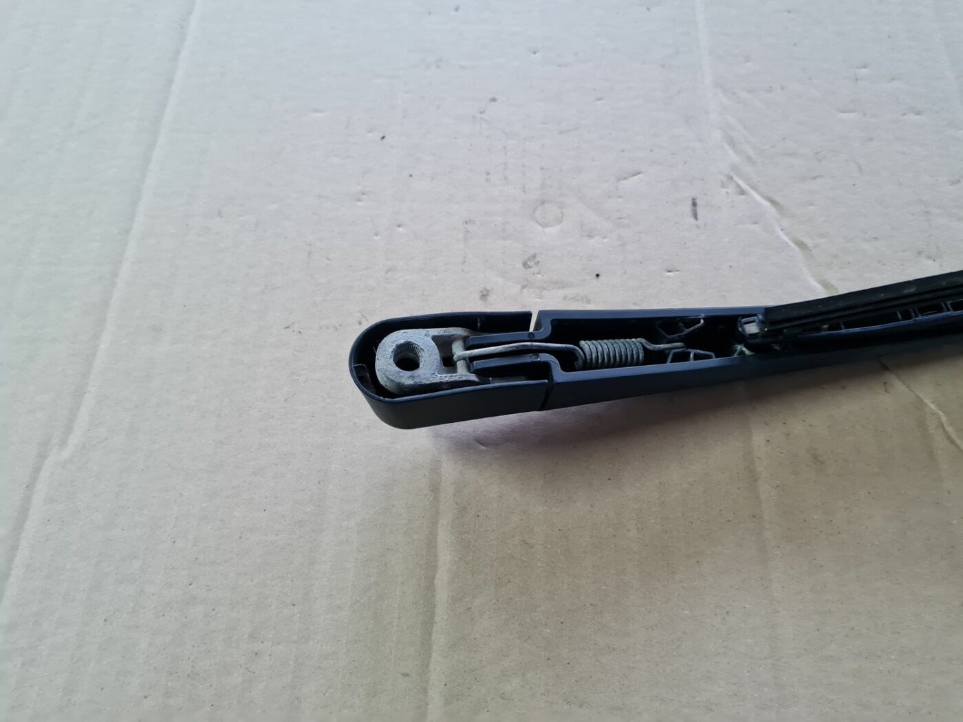 Aizmugurējā loga tīrītāja slotiņa priekš MAZDA 3 2007 3 Aizmugurējā loga tīrītāja slotiņa priekš MAZDA 3 2007