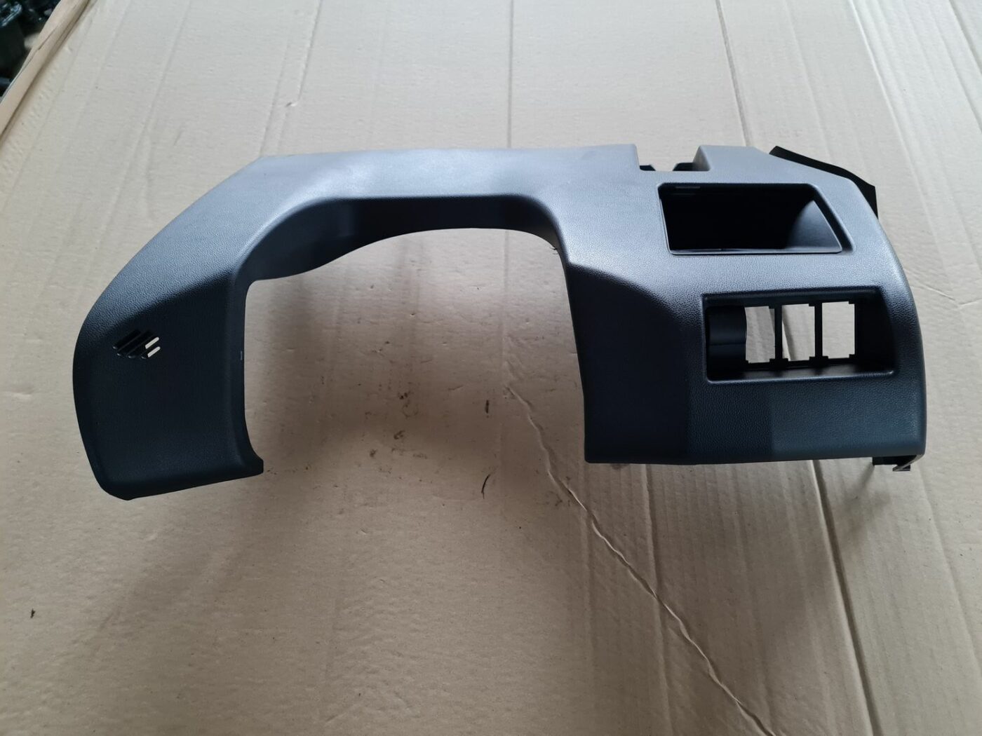 Mērinstrumentu paneļa apdare (zem stūres) priekš MAZDA 3 2007 1 Mērinstrumentu paneļa apdare (zem stūres) priekš MAZDA 3 2007