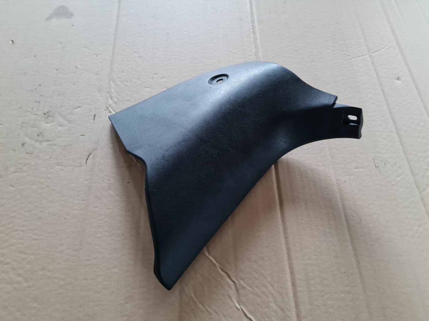 Sliekšņa priekšēja kreisa uzlika (salonā) priekš MAZDA 3 2007 2 Sliekšņa priekšēja kreisa uzlika (salonā) priekš MAZDA 3 2007