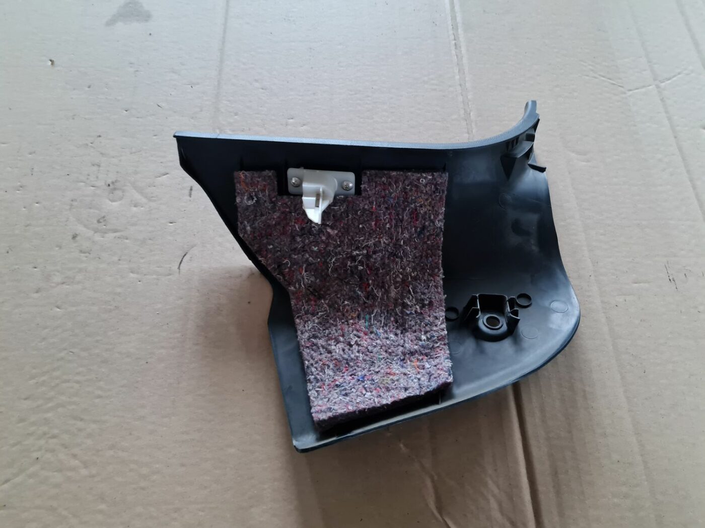 Sliekšņa priekšēja kreisa uzlika (salonā) priekš MAZDA 3 2007 4 Sliekšņa priekšēja kreisa uzlika (salonā) priekš MAZDA 3 2007