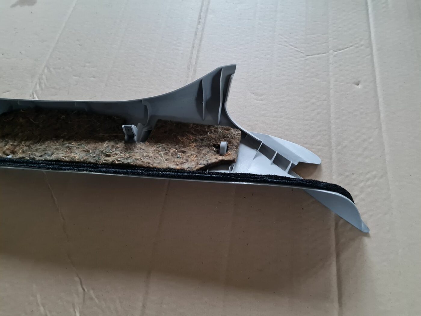 Priekšējas salona statnes apdare priekš MAZDA 3 2007