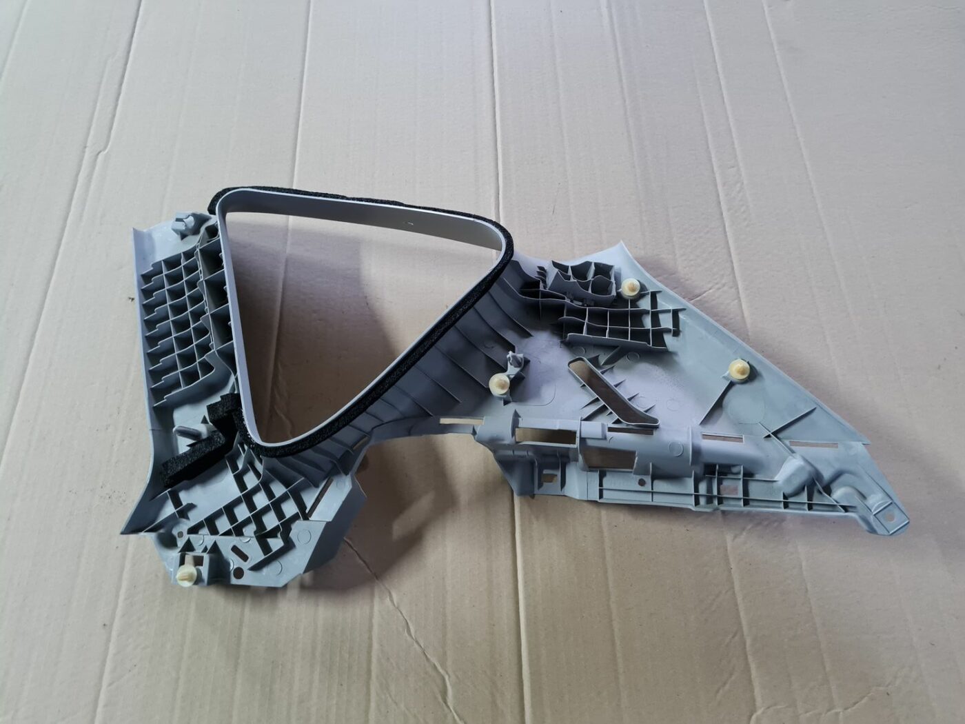 Bagažnieka nodalījuma statnes apdare priekš MAZDA 3 2007