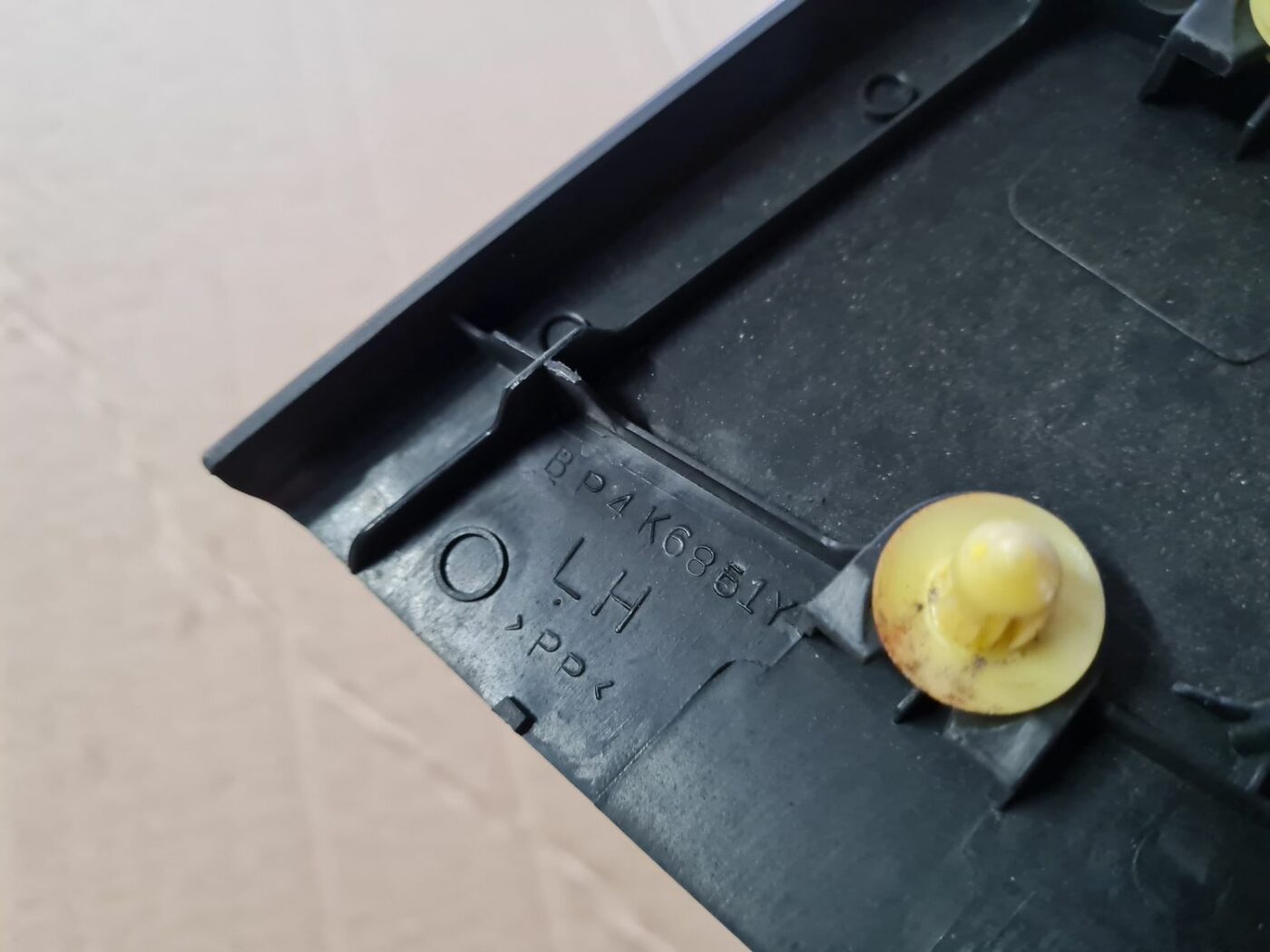 Durvju apdares uzlika priekš MAZDA 3 2007 3 Durvju apdares uzlika priekš MAZDA 3 2007