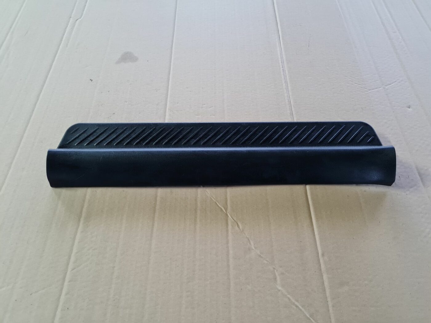 Sliekšņa priekšēja kreisa uzlika (salonā) priekš MAZDA 3 2007 2 Sliekšņa priekšēja kreisa uzlika (salonā) priekš MAZDA 3 2007