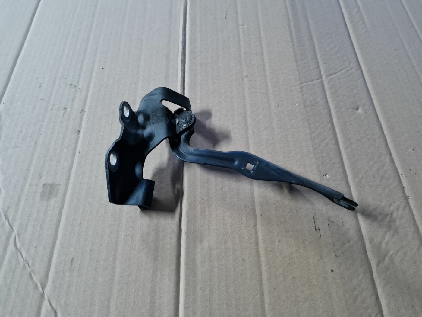 Pārsega eņģe, pa labi priekš MAZDA 3 2007 1 Pārsega eņģe, pa labi priekš MAZDA 3 2007