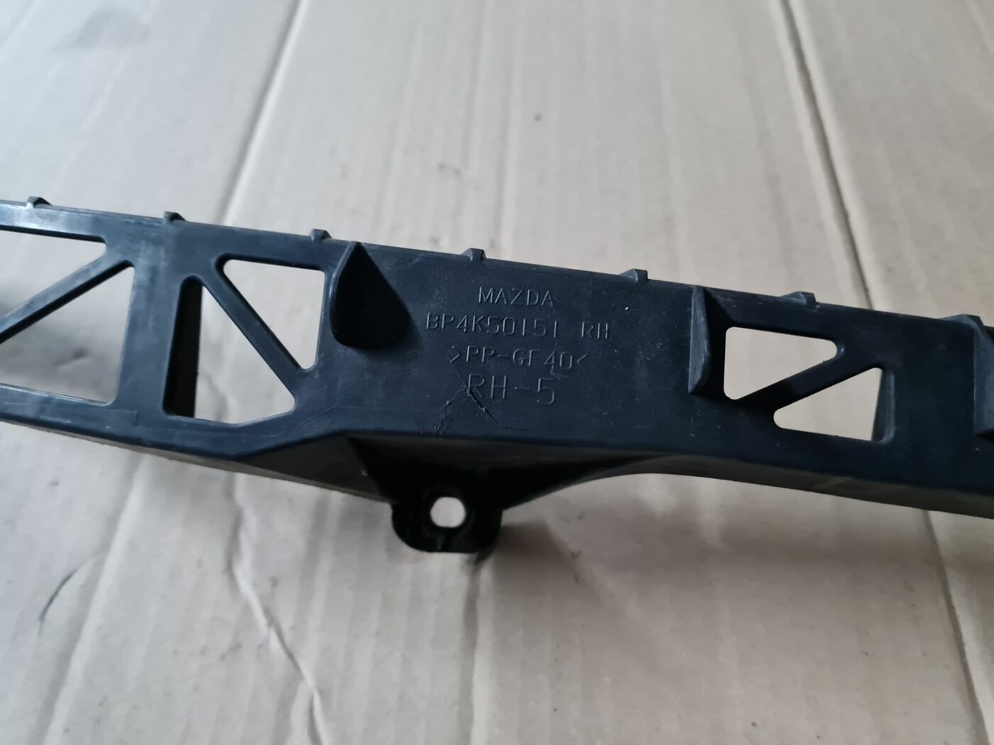 Priekšēja luktura kronšteins priekš MAZDA 3 2007 2 Priekšēja luktura kronšteins priekš MAZDA 3 2007