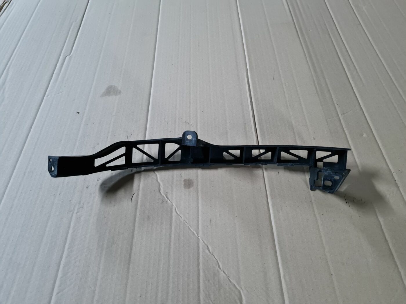 Priekšēja luktura kronšteins priekš MAZDA 3 2007 3 Priekšēja luktura kronšteins priekš MAZDA 3 2007