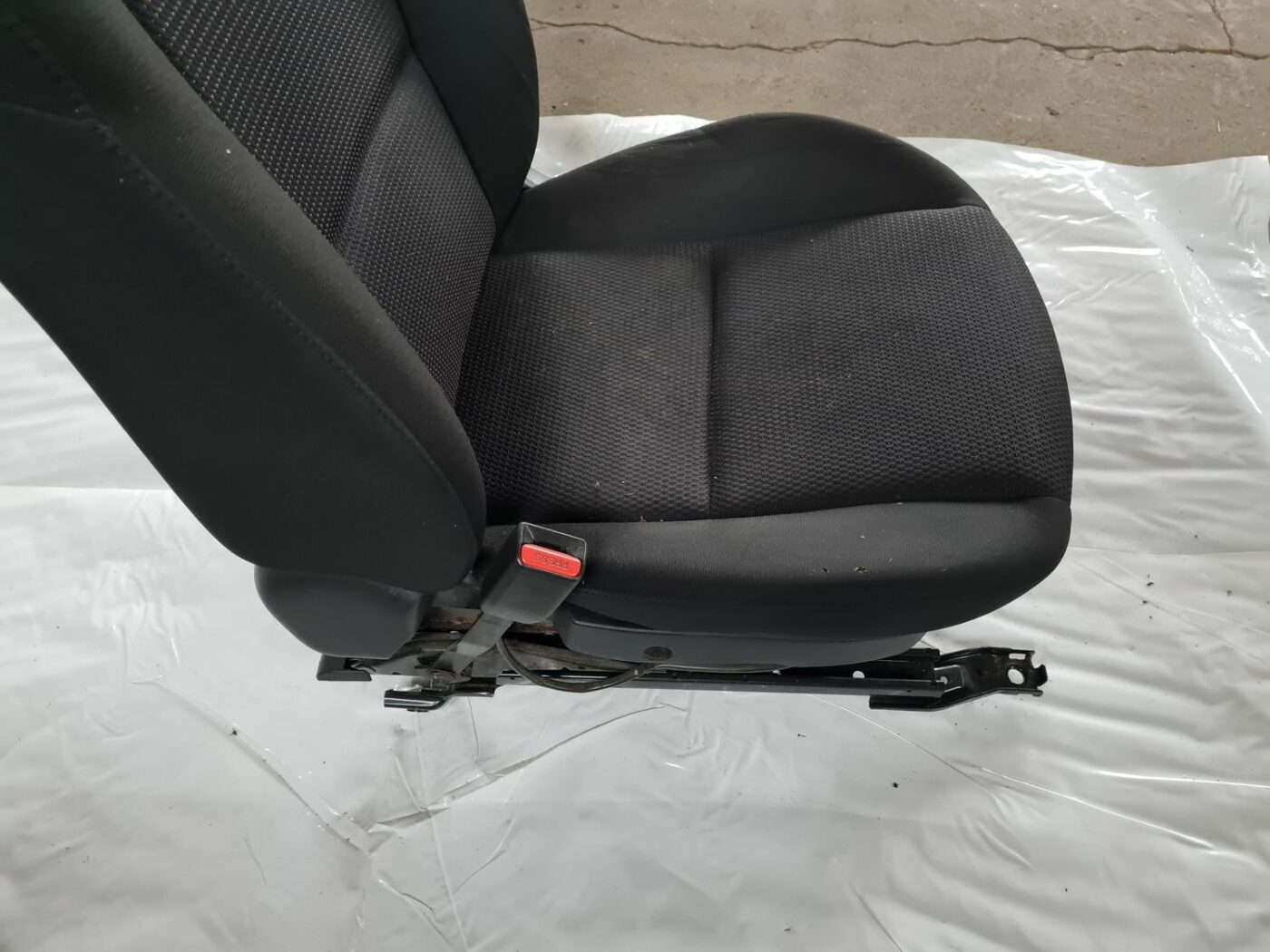 Priekšējais kreisais sēdeklis priekš MAZDA 3 2007 3 Priekšējais kreisais sēdeklis priekš MAZDA 3 2007