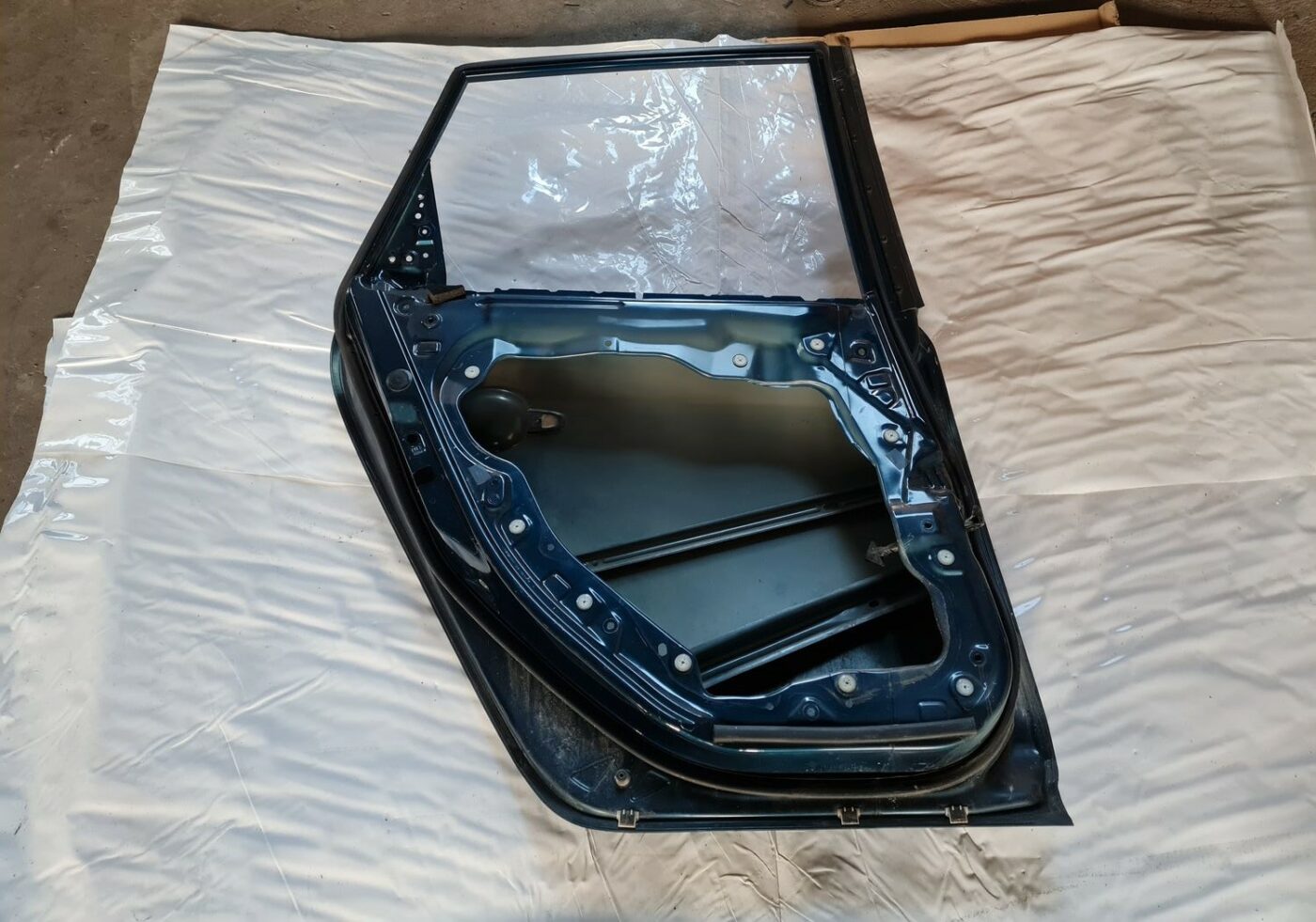 Aizmugurējās kreisās durvis priekš MAZDA 3 2007 4 Aizmugurējās kreisās durvis priekš MAZDA 3 2007