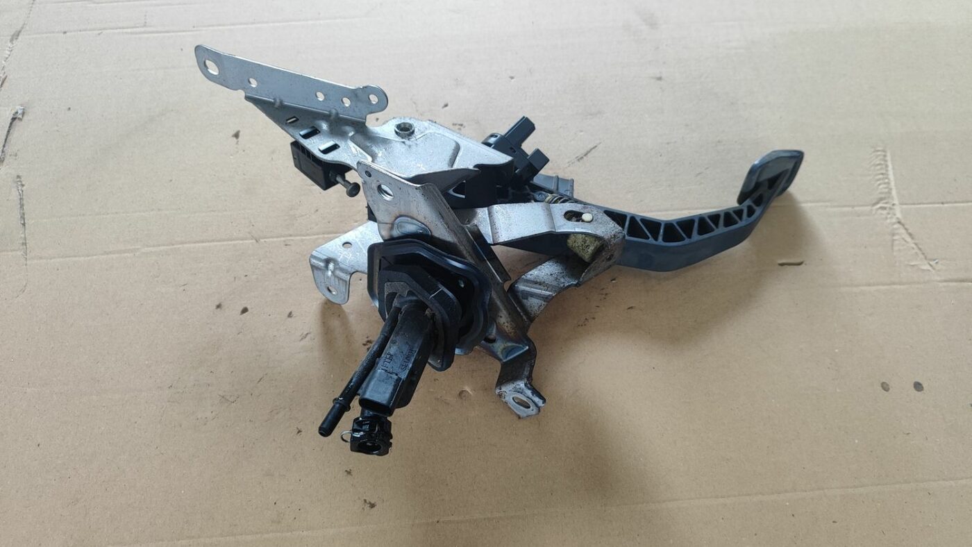 Sajūga pedālis priekš FORD FOCUS 2016 UNIVERSAL