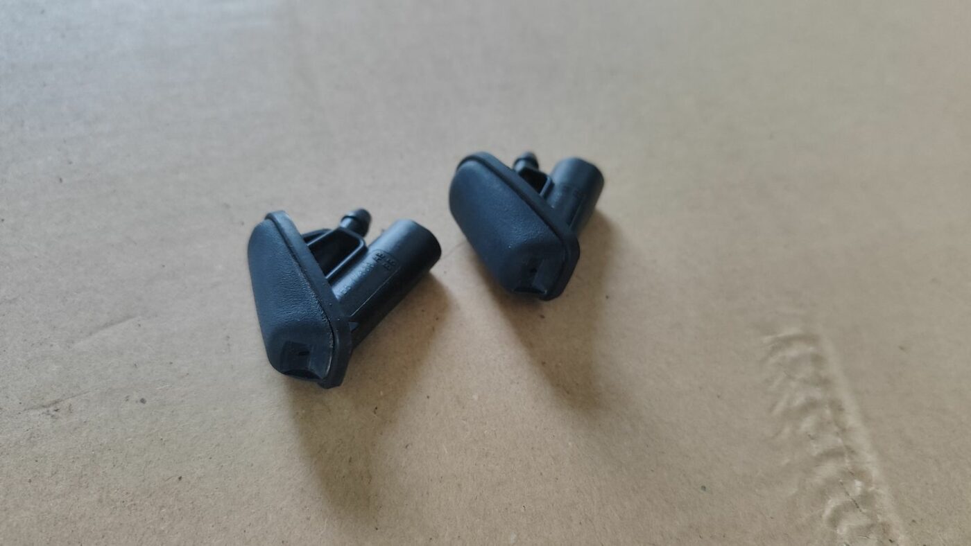 Vējstikla mazgāšanas šķidruma sprausla priekš FORD FOCUS 2016 UNIVERSAL 2 Vējstikla mazgāšanas šķidruma sprausla priekš FORD FOCUS 2016 UNIVERSAL