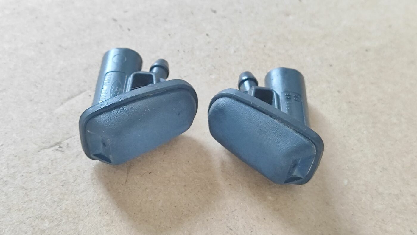 Vējstikla mazgāšanas šķidruma sprausla priekš FORD FOCUS 2016 UNIVERSAL 3 Vējstikla mazgāšanas šķidruma sprausla priekš FORD FOCUS 2016 UNIVERSAL