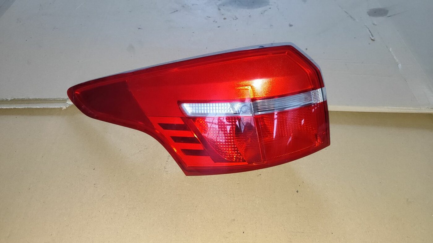 Aizmugurējais kreisais lukturis priekš FORD FOCUS 2016 UNIVERSAL 1 Aizmugurējais kreisais lukturis priekš FORD FOCUS 2016 UNIVERSAL