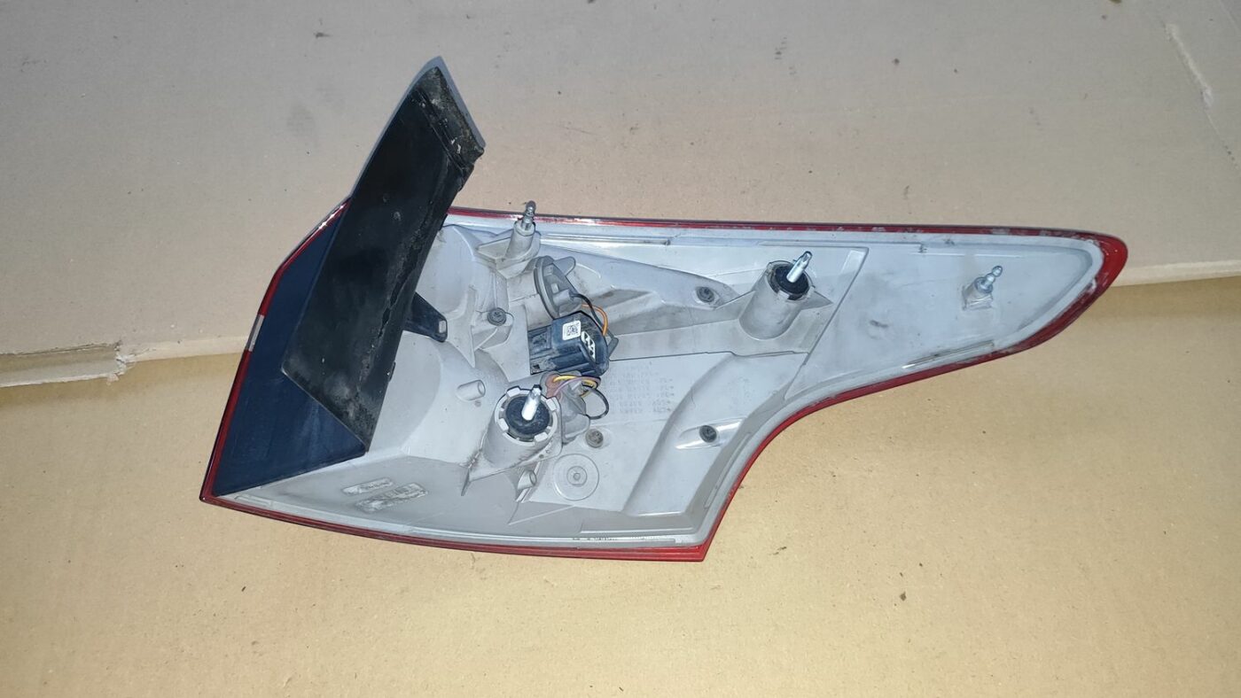 Aizmugurējais kreisais lukturis priekš FORD FOCUS 2016 UNIVERSAL 9 Aizmugurējais kreisais lukturis priekš FORD FOCUS 2016 UNIVERSAL