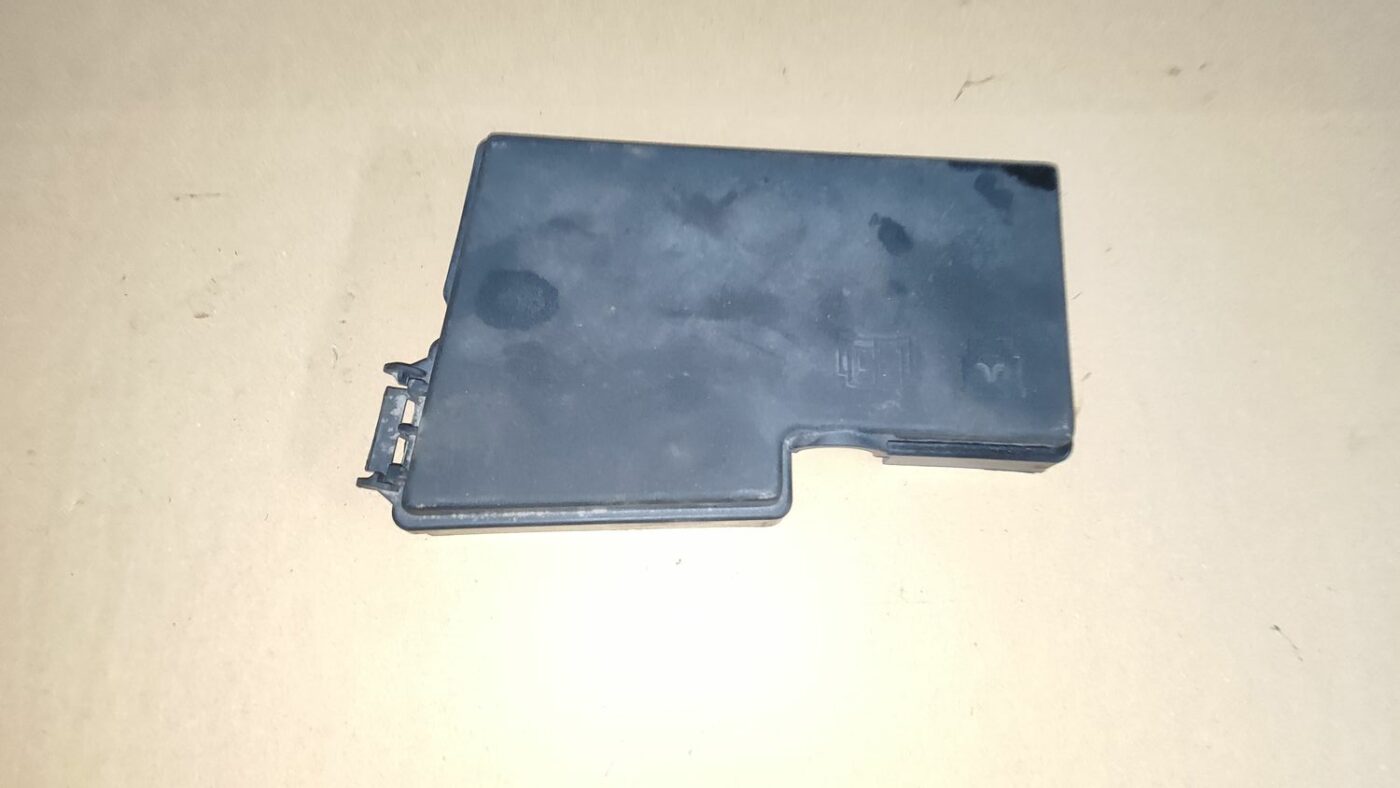 Drošinātāju kārbas korpusa vāks priekš FORD FOCUS 2016 UNIVERSAL 1 Drošinātāju kārbas korpusa vāks priekš FORD FOCUS 2016 UNIVERSAL