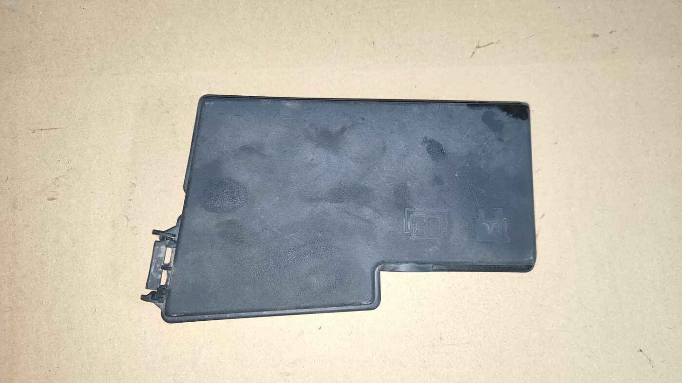 Drošinātāju kārbas korpusa vāks priekš FORD FOCUS 2016 UNIVERSAL 2 Drošinātāju kārbas korpusa vāks priekš FORD FOCUS 2016 UNIVERSAL