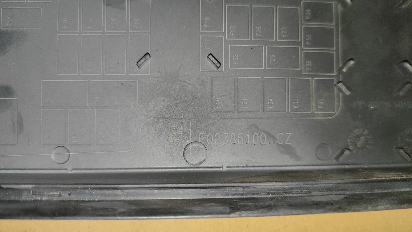 Drošinātāju kārbas korpusa vāks priekš FORD FOCUS 2016 UNIVERSAL 4 Drošinātāju kārbas korpusa vāks priekš FORD FOCUS 2016 UNIVERSAL