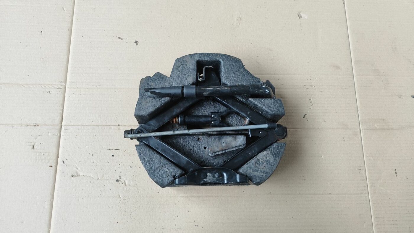 Instrumentu komplekts priekš FORD FOCUS 2016 UNIVERSAL 1 Instrumentu komplekts priekš FORD FOCUS 2016 UNIVERSAL