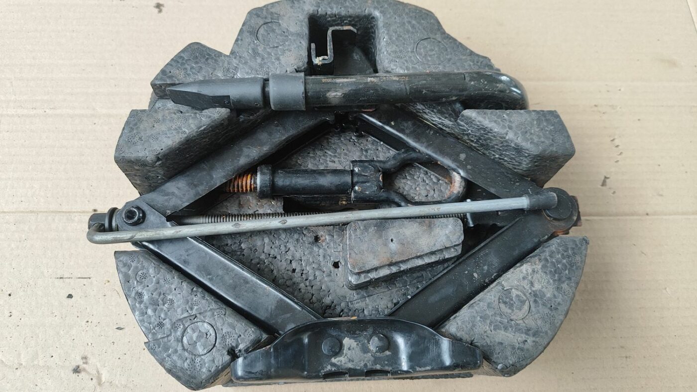 Instrumentu komplekts priekš FORD FOCUS 2016 UNIVERSAL 5 Instrumentu komplekts priekš FORD FOCUS 2016 UNIVERSAL