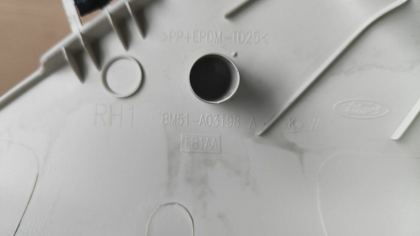 Priekšējas salona statnes apdare priekš FORD FOCUS 2016 UNIVERSAL