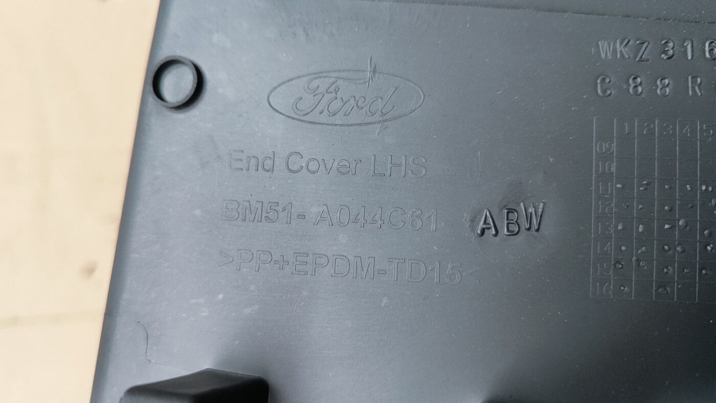 Mērinstrumentu paneļa sānu apdare priekš FORD FOCUS 2016 UNIVERSAL 4 Mērinstrumentu paneļa sānu apdare priekš FORD FOCUS 2016 UNIVERSAL