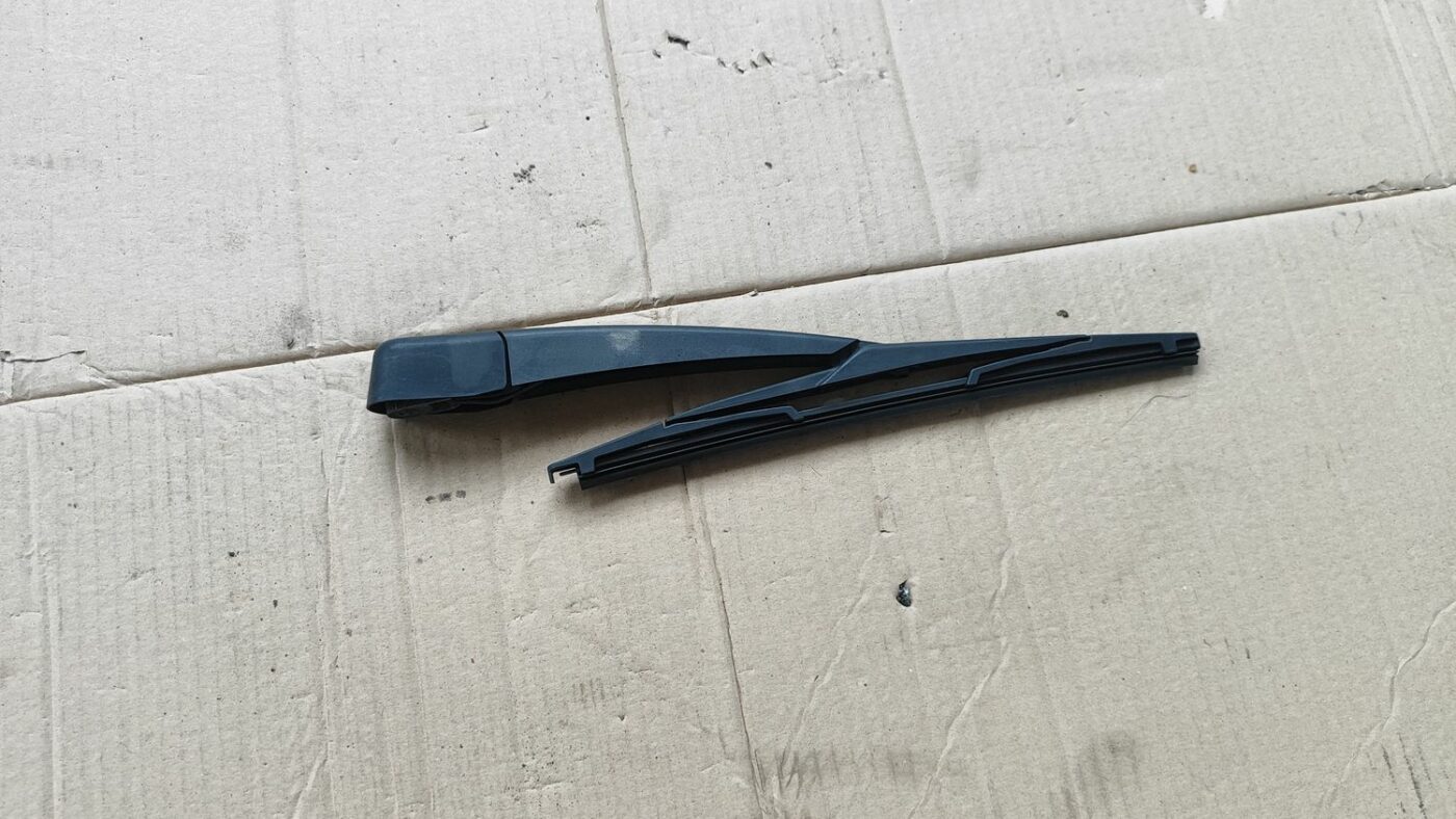 Aizmugurējā loga tīrītāja slotiņa priekš FORD FOCUS 2016 UNIVERSAL