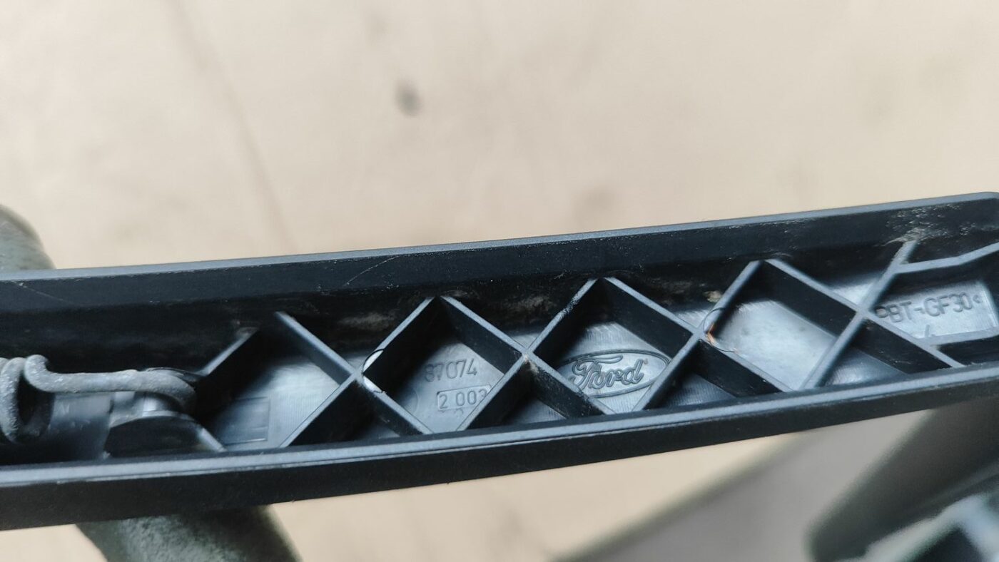 Aizmugurējā loga tīrītāja slotiņa priekš FORD FOCUS 2016 UNIVERSAL