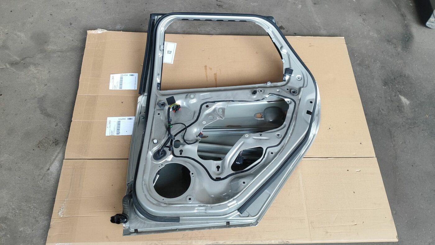 Aizmugurējās labās durvis priekš FORD FOCUS 2016 UNIVERSAL