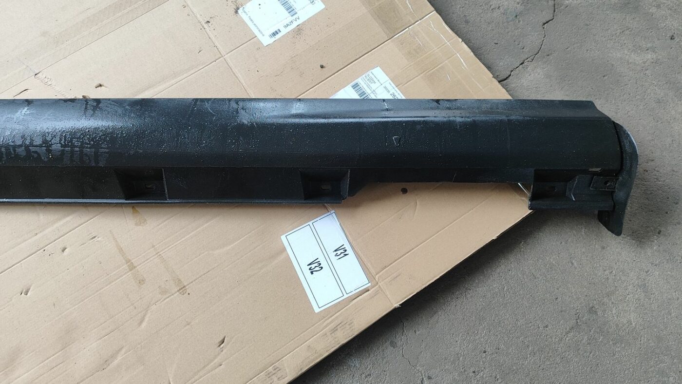 Ārēja sliekšņa kreisa uzlika priekš FORD FOCUS 2016 UNIVERSAL 2 Ārēja sliekšņa kreisa uzlika priekš FORD FOCUS 2016 UNIVERSAL