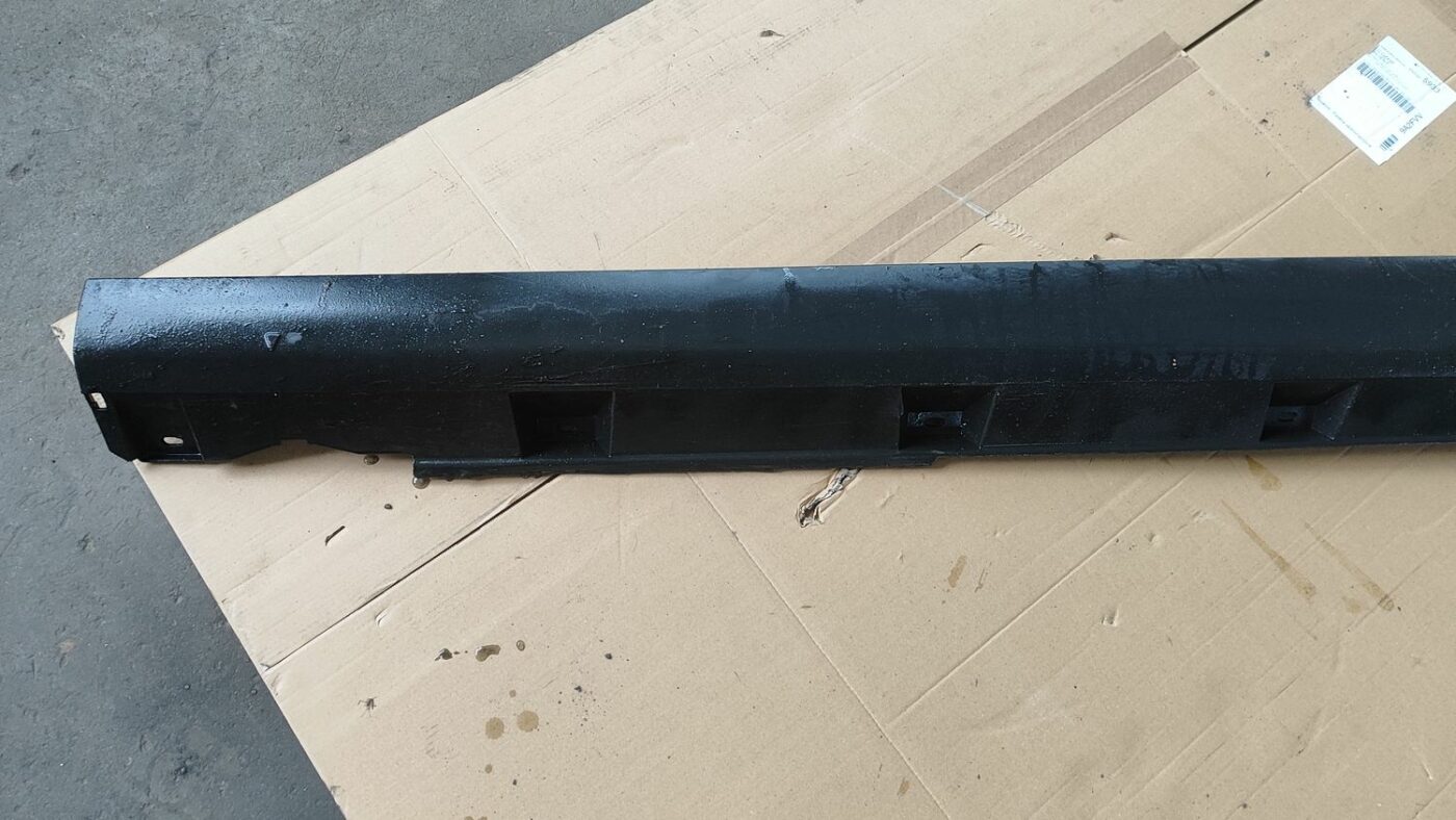 Ārēja sliekšņa kreisa uzlika priekš FORD FOCUS 2016 UNIVERSAL 7 Ārēja sliekšņa kreisa uzlika priekš FORD FOCUS 2016 UNIVERSAL