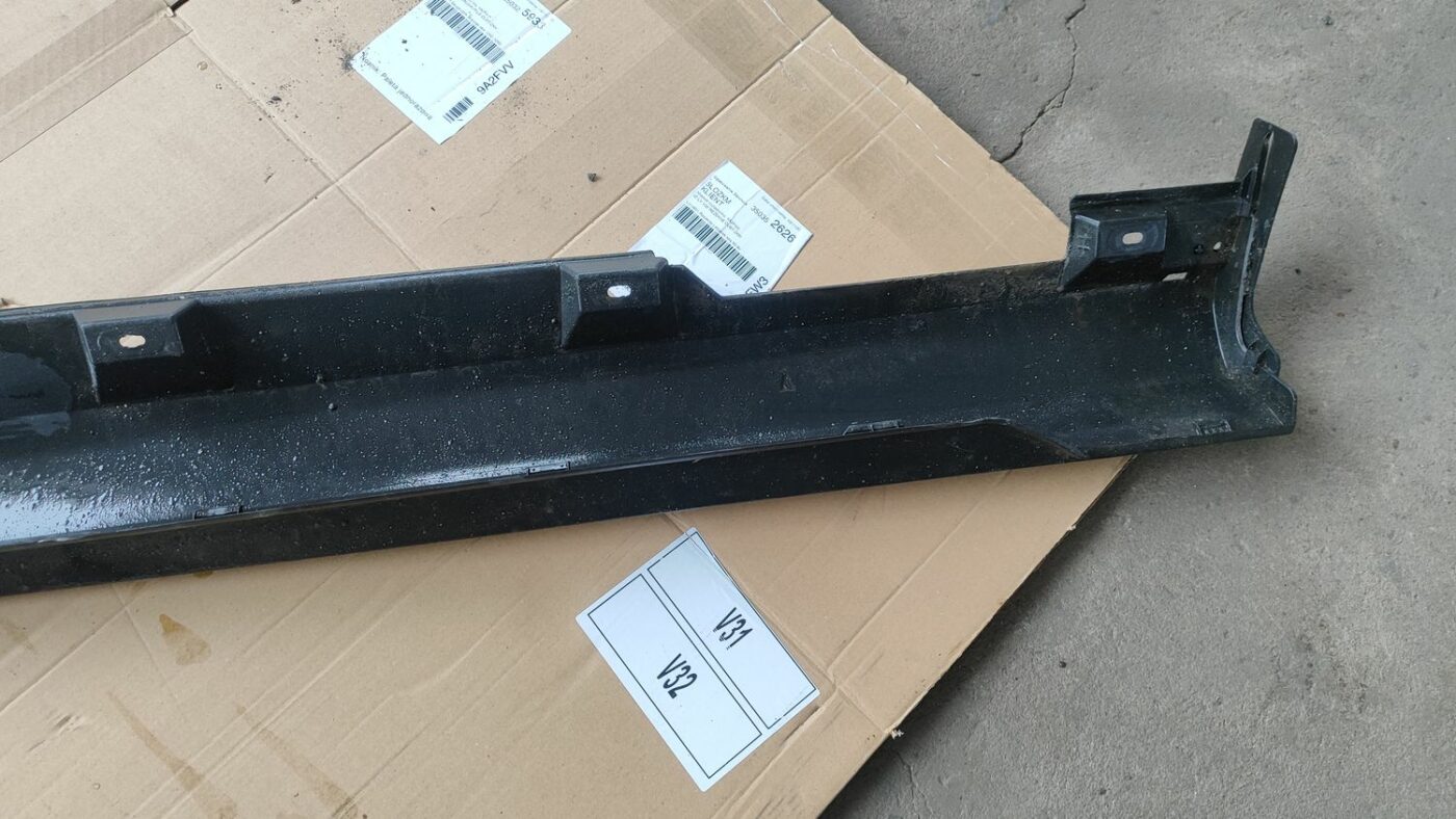 Ārēja sliekšņa kreisa uzlika priekš FORD FOCUS 2016 UNIVERSAL 5 Ārēja sliekšņa kreisa uzlika priekš FORD FOCUS 2016 UNIVERSAL