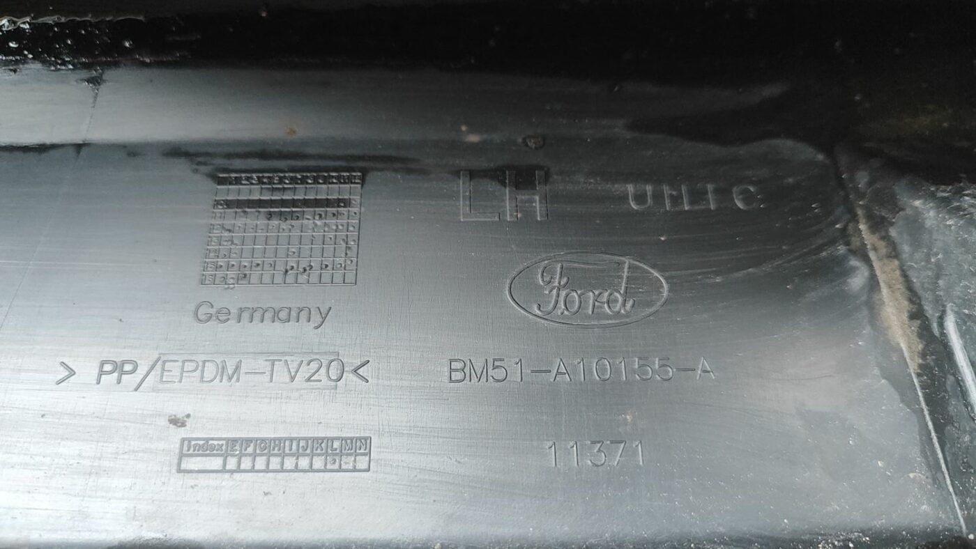 Ārēja sliekšņa kreisa uzlika priekš FORD FOCUS 2016 UNIVERSAL 3 Ārēja sliekšņa kreisa uzlika priekš FORD FOCUS 2016 UNIVERSAL