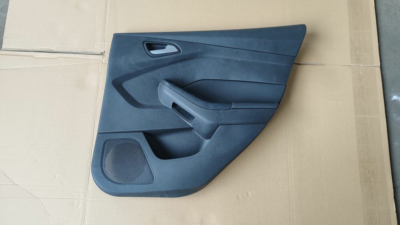 Aizmugurējo labo durvju apdare priekš FORD FOCUS 2016 UNIVERSAL 1 Aizmugurējo labo durvju apdare priekš FORD FOCUS 2016 UNIVERSAL