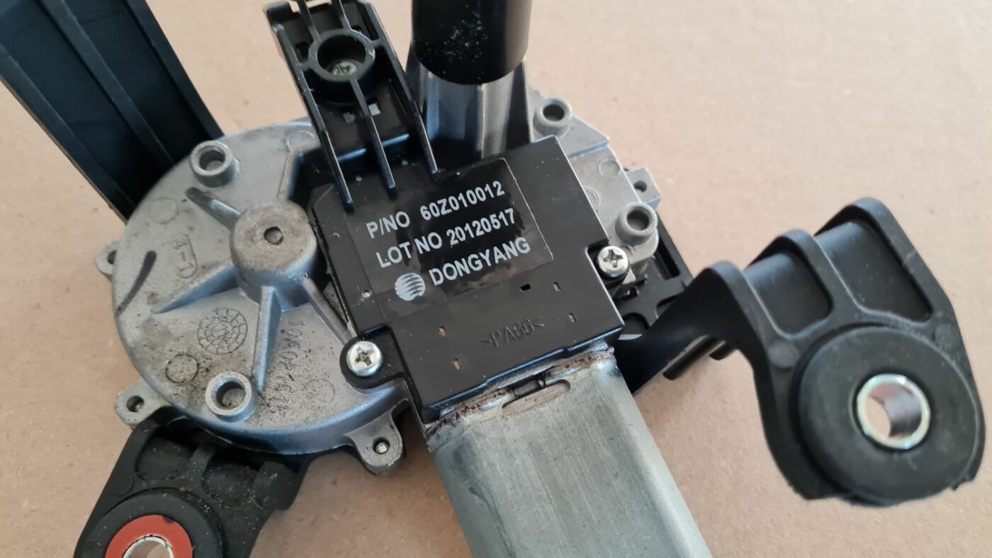 Aizmugurējā stikla tīrītāja motors priekš OPEL ASTRA J 2013 2 Aizmugurējā stikla tīrītāja motors priekš OPEL ASTRA J 2013