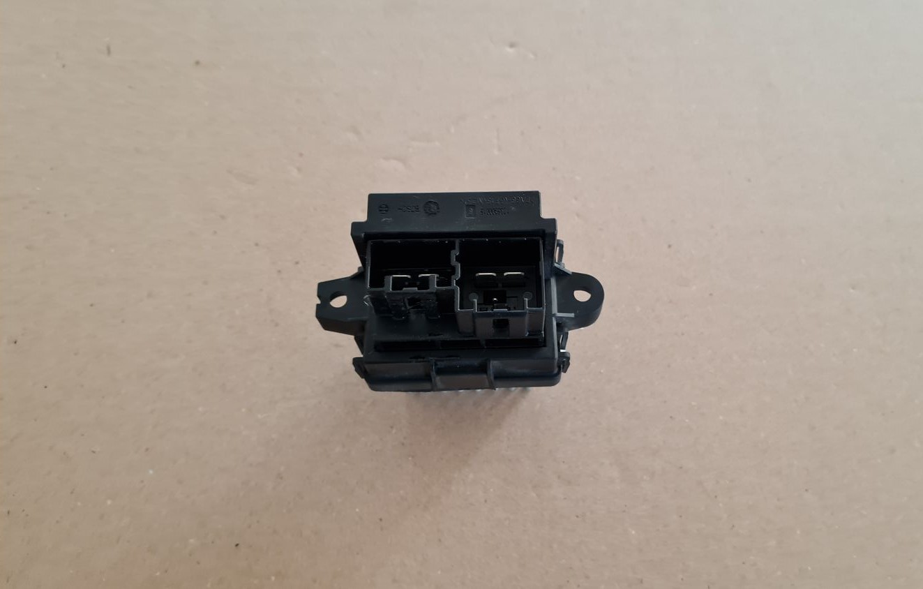 Salona ventilatora rezistors priekš OPEL ASTRA J 2013 3 Salona ventilatora rezistors priekš OPEL ASTRA J 2013