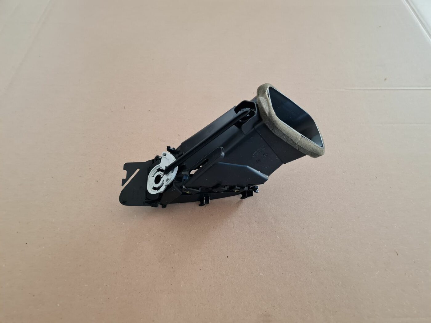 Mērinstrumentu paneļa gaisa vads, centrā priekš OPEL ASTRA J 2013