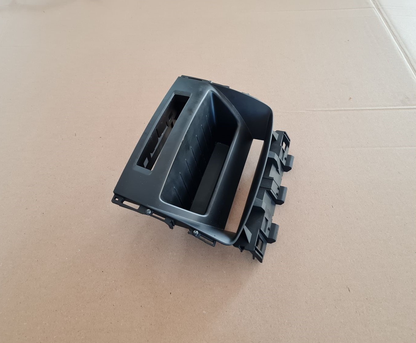 Displeja apdare (uz paneļa) priekš OPEL ASTRA J 2013