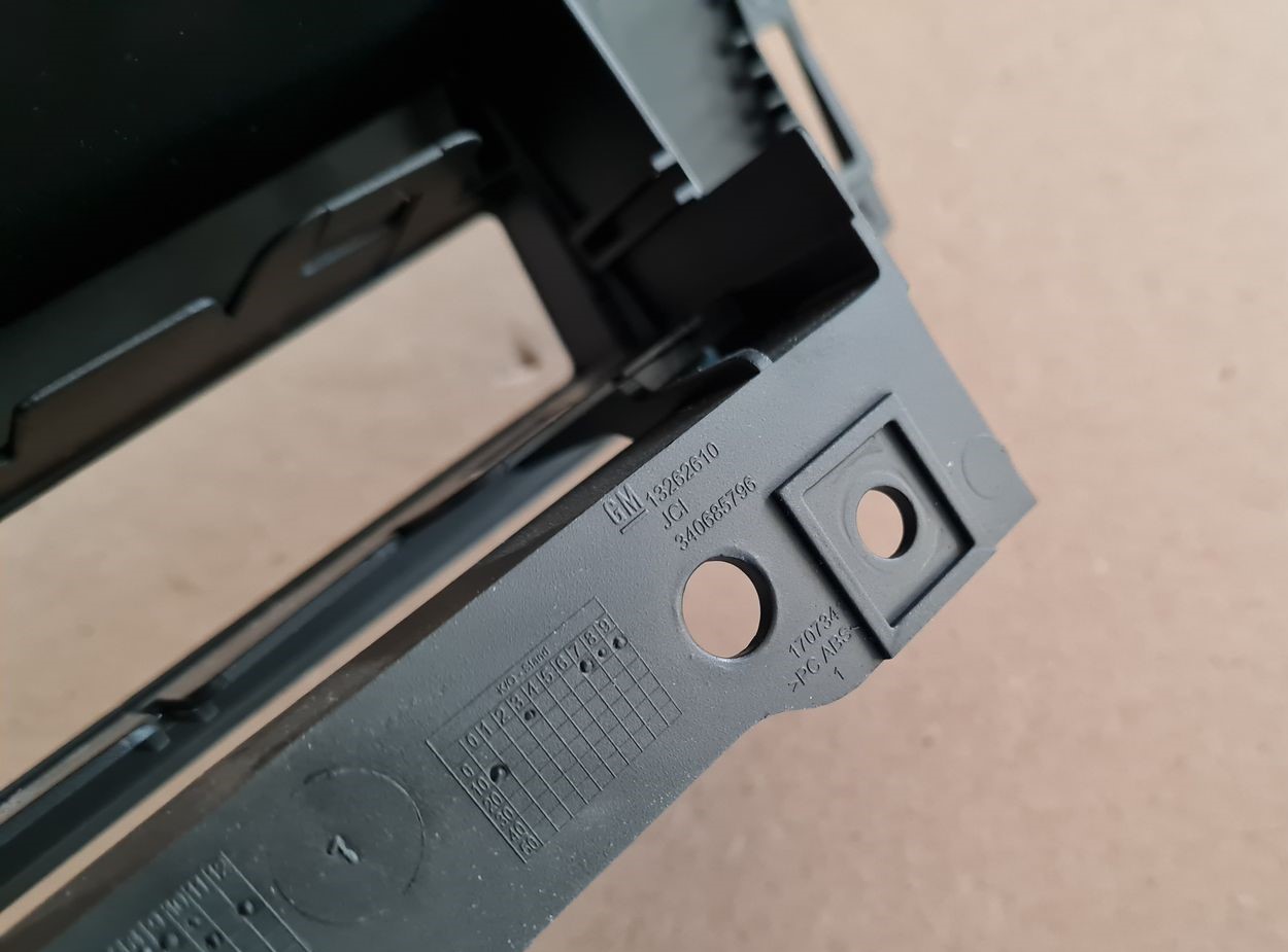 Displeja apdare (uz paneļa) priekš OPEL ASTRA J 2013