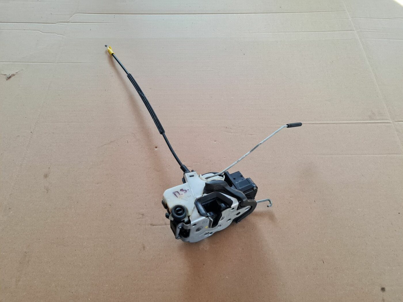 Aizmugurējo labo durvju slēdzene priekš OPEL ASTRA J 2013