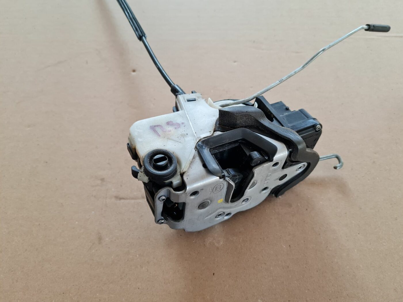 Aizmugurējo labo durvju slēdzene priekš OPEL ASTRA J 2013