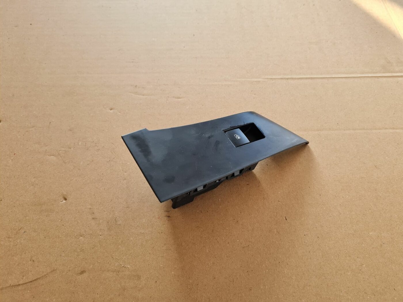 Stikla pacelšanas poga priekš OPEL ASTRA J 2013 1 Stikla pacelšanas poga priekš OPEL ASTRA J 2013