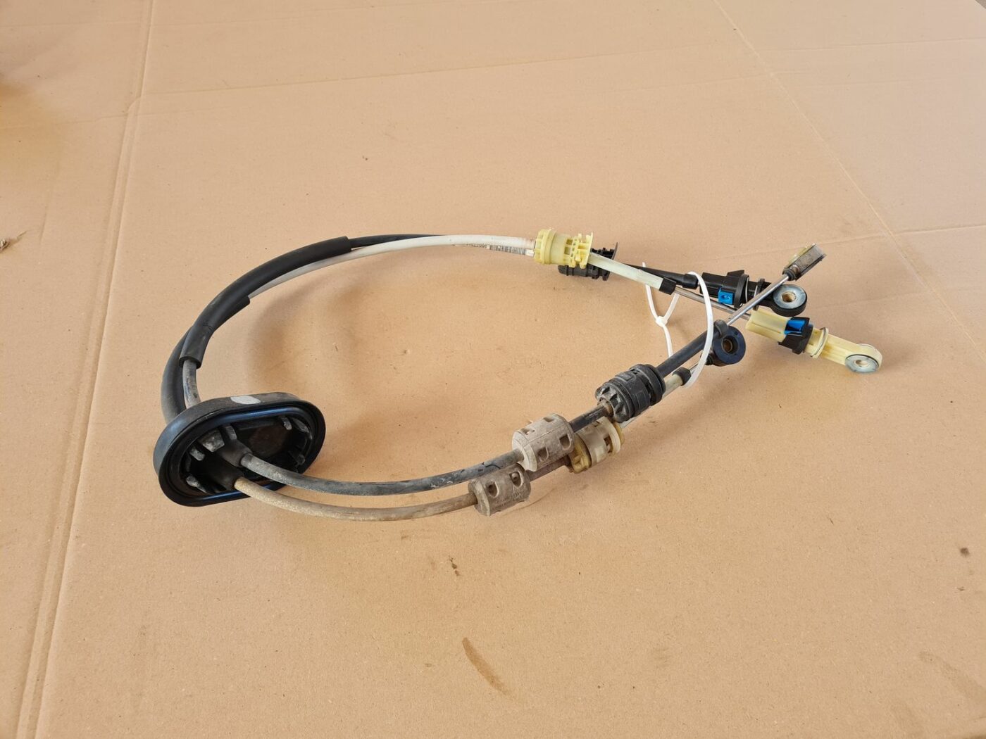 Pārnesumu pārslēgšanas mehānisma troses priekš OPEL ASTRA J 2013 1 Pārnesumu pārslēgšanas mehānisma troses priekš OPEL ASTRA J 2013